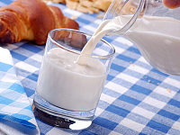 牛奶加热到多少度最好 牛奶加热后为什么会有层皮