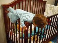 为了安全想把婴儿床抵住墙，老公却怕墙弄坏了，结果差点害死孩子