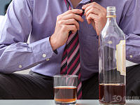 长期喝酒的人，身体会慢慢有4个改变，第2点男人很介意
