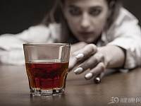 喝酒过量危害多，符合这3种症状，可能是肝癌前兆