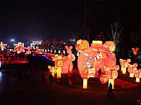 四川什邡雍湖灯会亮灯将持续至2月9日游客凭身份证免费观灯