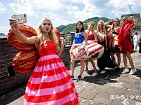 在中国生活1年，美国姑娘回国后直言：不能和中国人生活在一起