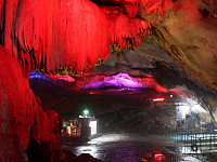 中国最神秘的地下溶洞，传说洞内有两条神龙盘踞，游客不敢前去