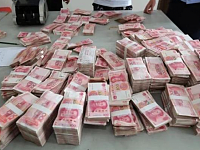 越南游玩街头有一怪异现象，成捆人民币摆在街头，但却无人敢抢！