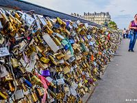 法国巴黎爱情锁桥，曾挂着数十万爱情锁，导致不堪重负被清理