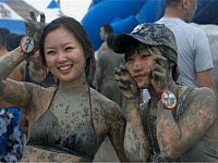 韩国最放纵节日，男性赤身释放天性，女性往身上抹泥
