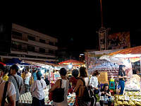 泰国清迈夜市成游客必打卡项目，为吸引中国游客，摊主各出奇招！