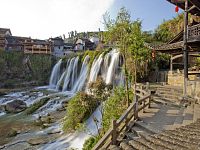 小江南之称的芙蓉镇，是湘西低调的古镇，挂在瀑布的唯一古镇