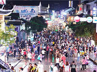 广西桂林有一条步行街，长度不到800米，每天上千老外过来