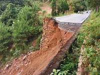 湖南保靖县境内S256线K158+700米发生公路塌方，公路部门迅速处置