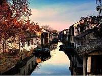 江南六大古镇之首，被誉为中国第一水乡，巨富沈万三在此发家