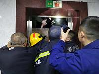 吓人！长沙19人被困电梯！关键时刻发生这一幕