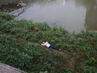 湖南丨囧！男子躺在河床上痛苦呻吟，民警：跳河没跳准！