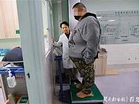 瘦了！江城第一胖已成功减掉100公斤，从前站不起身现在自己能行走了