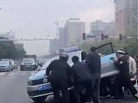 湖南丨惊心！一电动车被出租车碾压，司机只露出头
