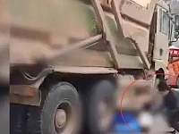 现场惨烈！长沙一电动车被渣土车追尾碾轧，车上二人当场身亡，其中一人是小孩！