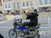 湖南丨无证驾驶、用脚操控车，他被抓时竟称不知道需要考摩托车驾驶证？！