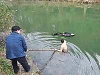 湖南丨有人落水了！只见一女子浮在水中，一动不动