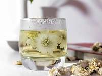 泡好的菊花茶变绿了，还能喝吗？