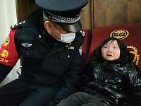 湖南丨心疼！一4岁女孩在火车站哭得撕心裂肺，嚷着要奶奶