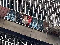 湖南丨惊恐！一女童挂四楼在防盗窗上，随时可能掉下