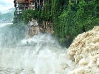 世界看湖南丨挂在瀑布上的千年古镇湘西芙蓉镇