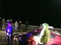 怀化丨惊险！一货车撞断护栏后坠江，事故致使1人失踪1人受伤！