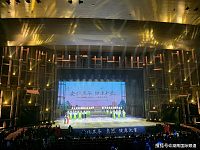 第五届湖南·安化黑茶文化节开幕，奥运冠军谌利军现场举起家乡千两茶