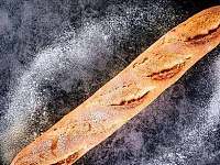 这面包硬到咯牙，能够拿来当武器，法国人是怎样吃它的？