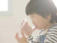 女童因喝水进医院，医生：这3个时间段别给孩子喝水，易积食
