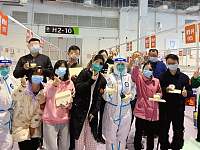 世博展览馆暂时集中隔离收治点里，25位患者收获来自仁济医疗队的华诞祝愿